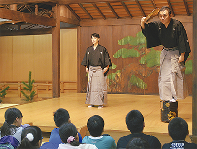 児童が狂言を体感