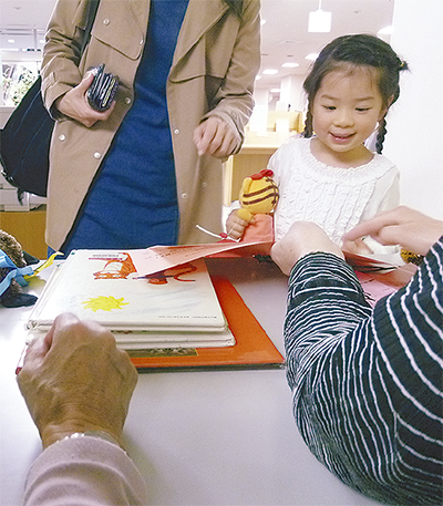 ぬいぐるみが図書館お泊り