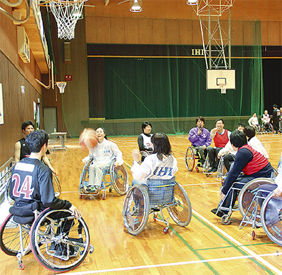 車椅子バスケ楽しむ