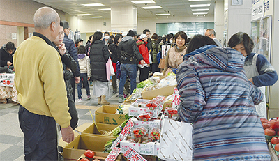 商店街朝市に多くの人出