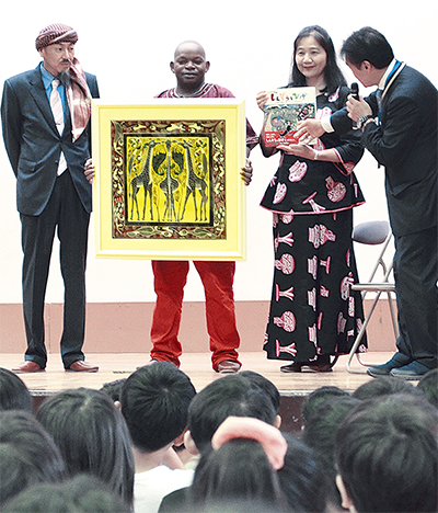 アフリカン絵画を寄贈