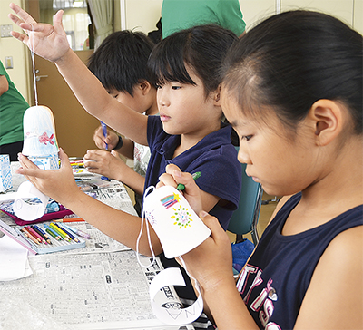 風鈴に触れ、涼感じる