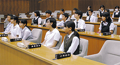 高校生が議場を見学