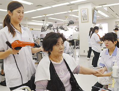 敬老会で理美容サービス