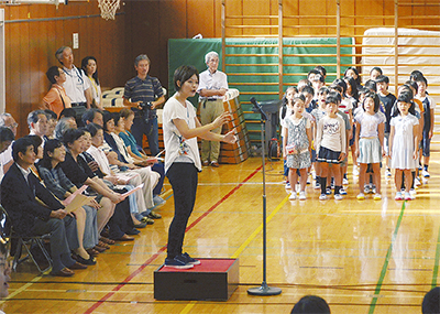 児童の歌声、地域で披露