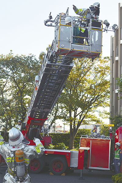 はしご車で救出訓練