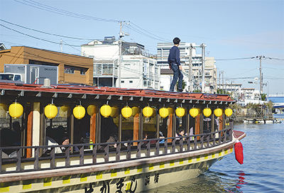 屋形船で堀割川めぐる