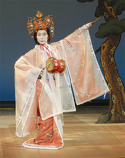 美しい日舞で会場魅了