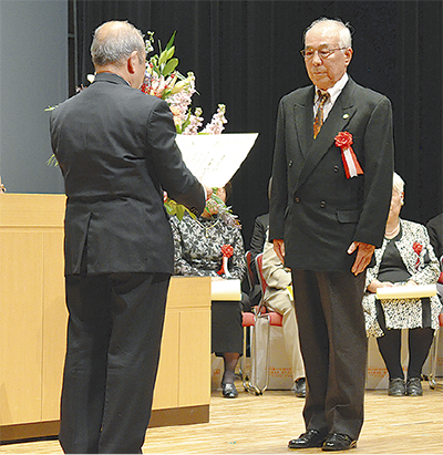 功労者、団体を表彰