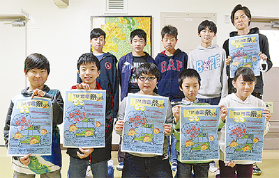 児童が市電保存館をＰＲ