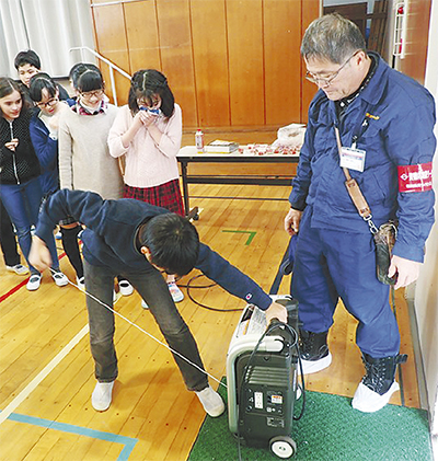 防災資機材に触れる