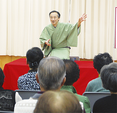 音楽と笑いで観客魅了