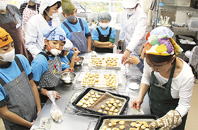 菓子作りで交流