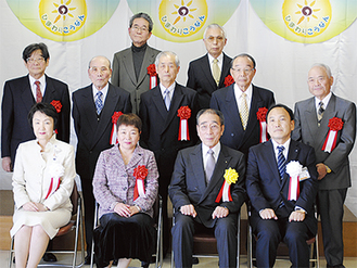 林市長（下段左）と記念写真におさまる受賞者