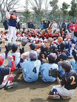 「キャッチボールが一番大事」と基本の大切さを話す斉藤講師