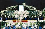故人の好きな花であしらった祭壇。自分らしい式のためには、余裕をもった準備も大切だ