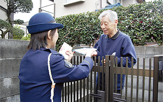 警官の訪問を受ける高齢者