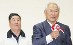 記念樹を贈呈した山室さん（右）と内田静雄さん