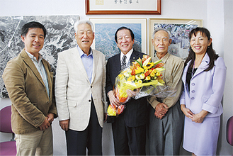 左から出席したＯＢの杉浦大さん、内田晃さん、寺田さん、関一馬さんと杉山校長