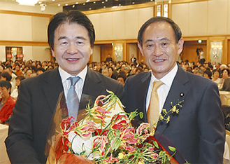 ともに総務相を経験している竹中氏(左)と菅氏