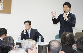 質問に答える三村議員と岡田副総理