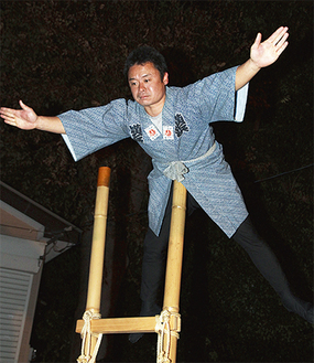 梯子乗り演技を練習する吉住さん（12月12日撮影）