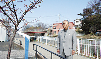 平戸永谷川のプロムナードに立つ大平会長