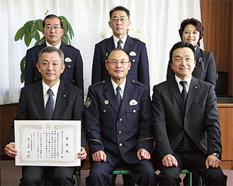 前列左から杉浦社長、大越署長、江塚潔取締役