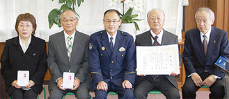 左から矢島さん、安藤さん、大越署長、小和口さん、防犯協会会長の清水さん
