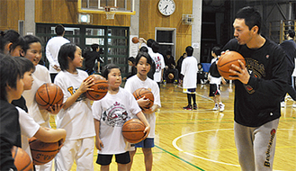 小学生に指導する木村選手＝１月･都筑区