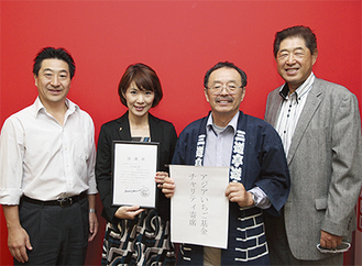 同クラブ役員と石川会長（中央左）、山本さん（中央右）