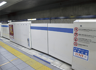 すでに設置されている市営地下鉄上大岡駅のホームドア（参考）