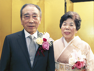 総務大臣表彰の受賞を喜ぶ高森氏と久子夫人