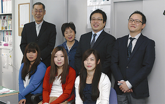坂巻社長（後列右から２人目）と同社従業員