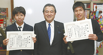 表彰式に参加した（左から）脇坂さん、桐生会長、石川君