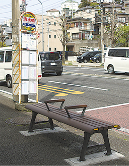 新たに設置された清水橋バス停のベンチ