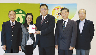 義援金を手渡す齊藤区長（左から２番目）と受け取る伊藤市長（中央）