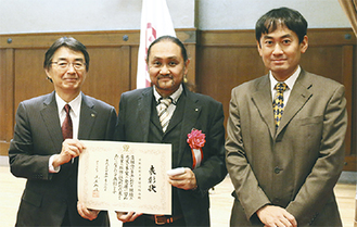 （左から）黒川副知事と臼井理事長、幾田信一理事