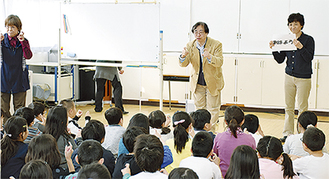 内田さん（中央）から手話を学ぶ児童