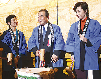三原じゅん子参議院議員（右）らと酒樽を割る桐生県議（中央）