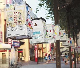 上永谷駅前から「いちょう坂」にかけて飾られている絵提灯