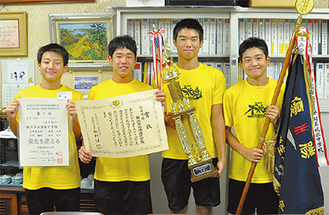 優勝したメンバー（左から、荻野さん、河村さん、須田さん、渡部さん）27日、港南中学校で