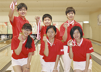 メダルを手にする（後列左から）田中君、羽ヶ崎君、池田君、（前列左から）内田さん、岩川さん、横山さん
