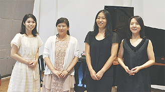ピアノで駅メロを披露する４人（左から石井さん、湊さん、杉山さん、郭さん）