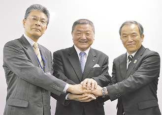 右から林経済局長、木村副理事長、浦川理事長