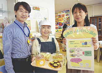 （左から）開発に携わった区福祉保健課の川井秀和課長、鈴木さん、門林さん