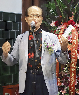 上海横浜交流書道展で挨拶（6月20日、上海市呉昌碩記念館）