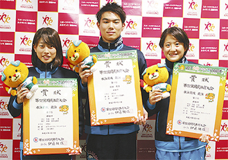 賞状を手にする（左から）望月さん、須田君、川口さん