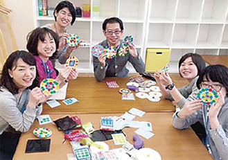 山崎さん（中央）と教室に協力する心技隊のメンバー