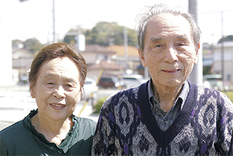 リレーで世界記録を突破した永島稔さん（右）と妻の栄子さん